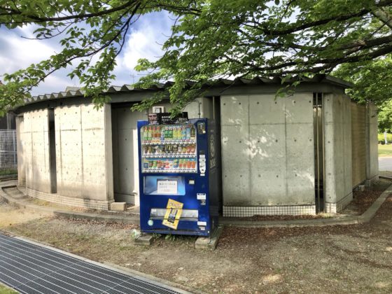 遊びの広場のトイレと自動販売機