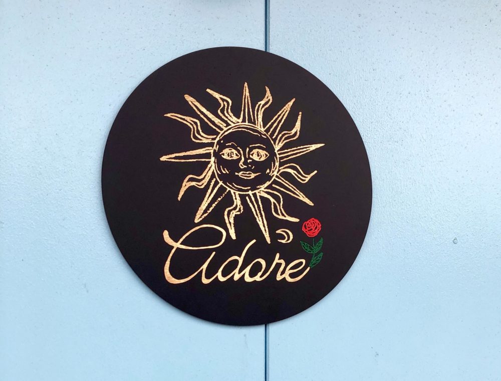 adore(アドレ)の看板