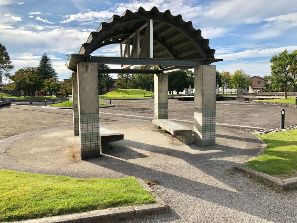 城東ふれあい公園内のベンチ