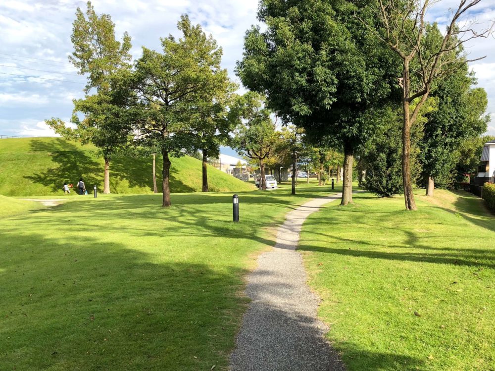 城東ふれあい公園内の脇道