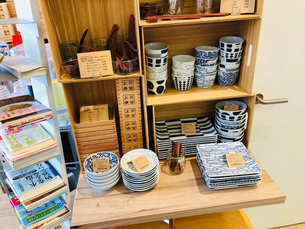 お米食堂の店内にある食器販売コーナー