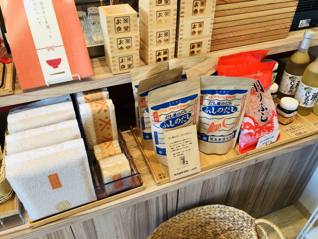 お米食堂の店内にある米・出汁の販売コーナー