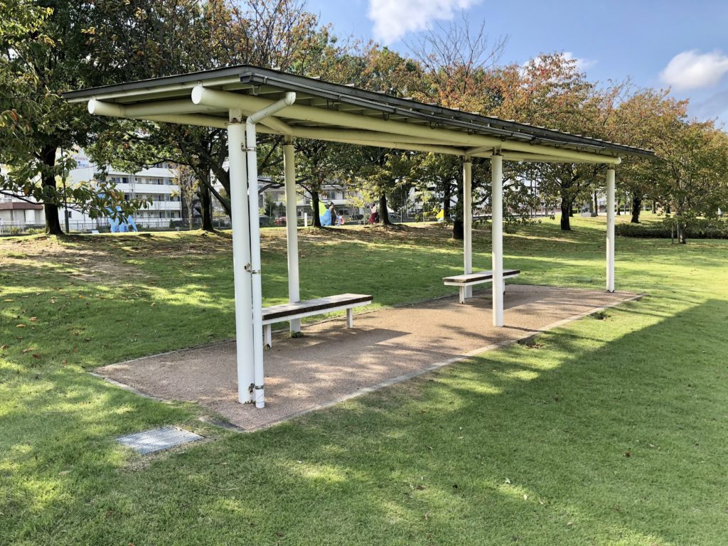 環水公園の屋根付きベンチ