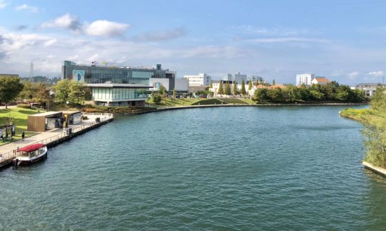 環水公園の天門橋から見た富山県美術館