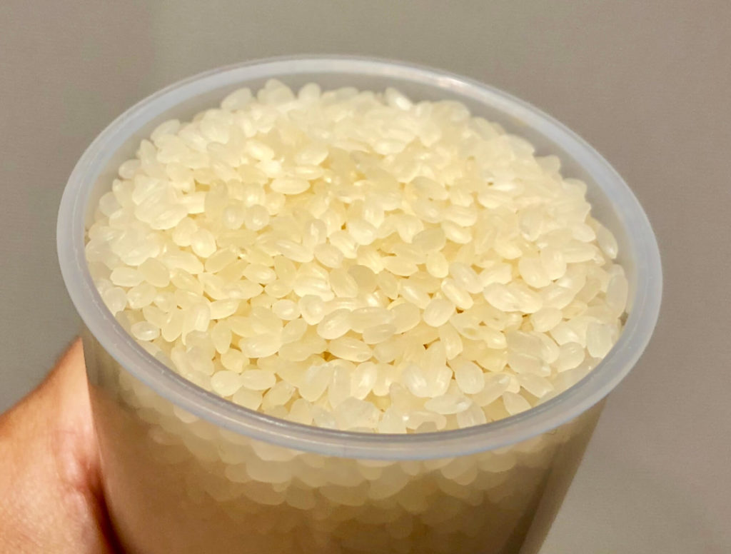 計量カップに入れた富富富(ふふふ)