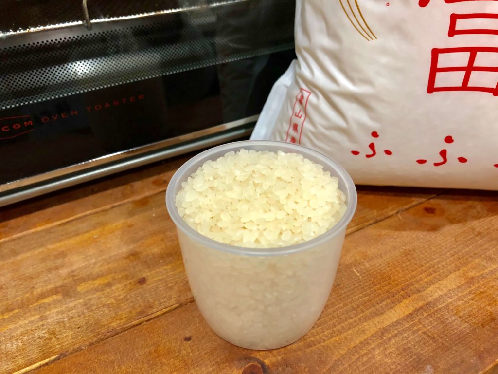 計量カップで富富富(ふふふ)を量っているところ