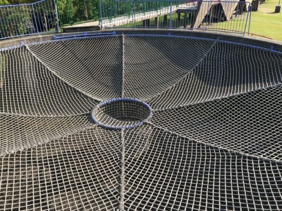 空のステージの上部のロープ網