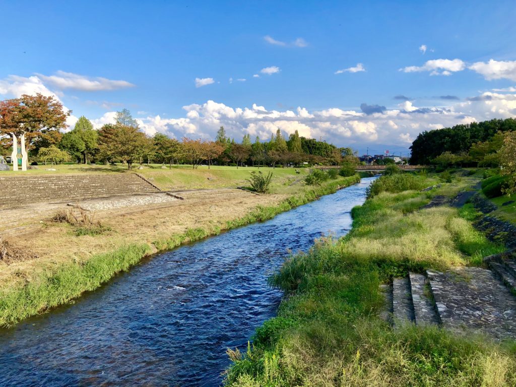 稲荷公園内の赤江川