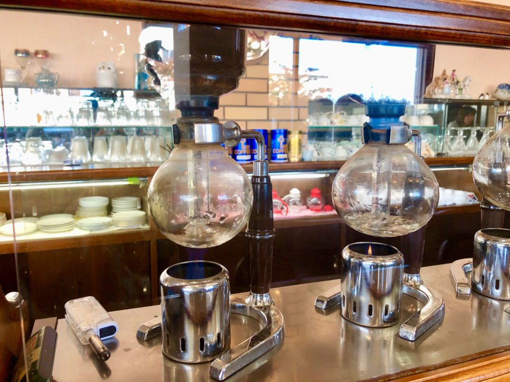 シャルロッテのサイフォンでコーヒーを淹れているところ①