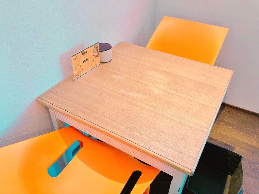 ウッドペッカーカフェの椅子とテーブル