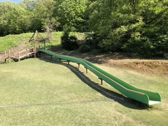 猿倉山森林公園 芝生広場のスライダー