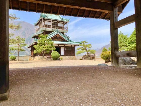 神岡城の天守閣と城門
