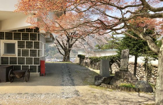 神岡城横の道