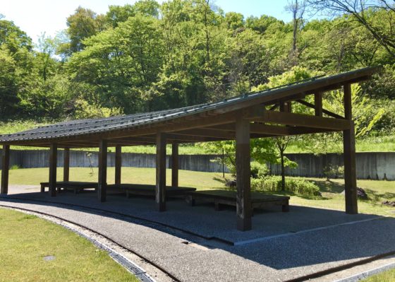 呉羽丘陵多目的広場の屋根付きベンチ