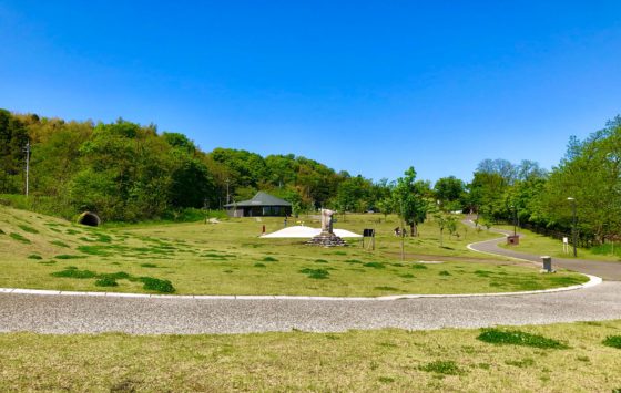 呉羽丘陵多目的広場を奥から見た風景
