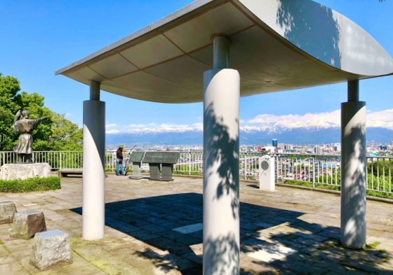 呉羽山公園展望台の屋根付き休憩所