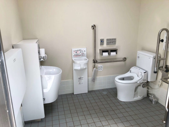 車いす用トイレの内部