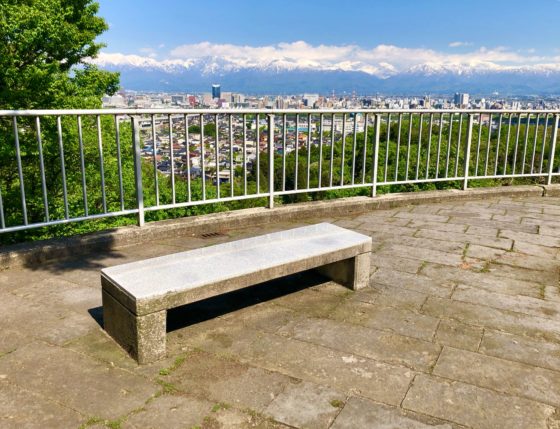 呉羽山公園展望台のベンチ