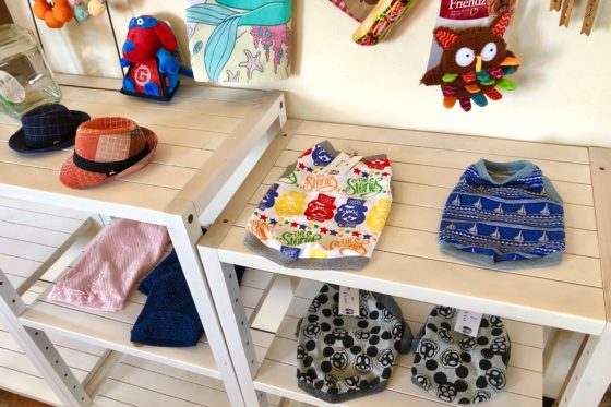 アミーゴワンカフェの店内に売られている犬用服、おもちゃ