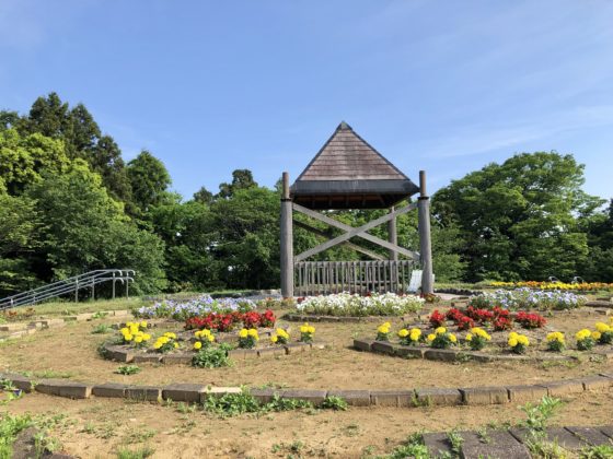 花の丘の東屋