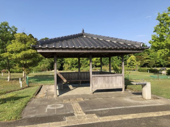 遊具近くの屋根付きベンチ