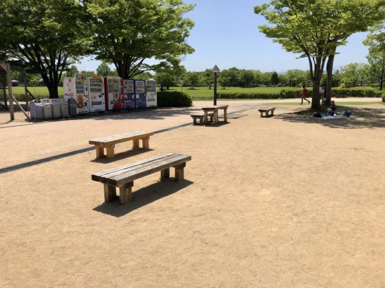 ベンチと自動販売機