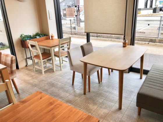 ハンプティダンプティカフェのイスとテーブルその1